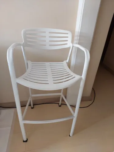 Banqueta Alta com encosto e Bracos