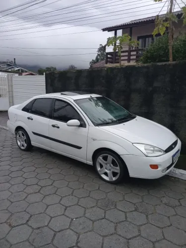 Ford Focus Ghia Sed. 2.0 16v/ 2.0 16V Flex 4P 2001
