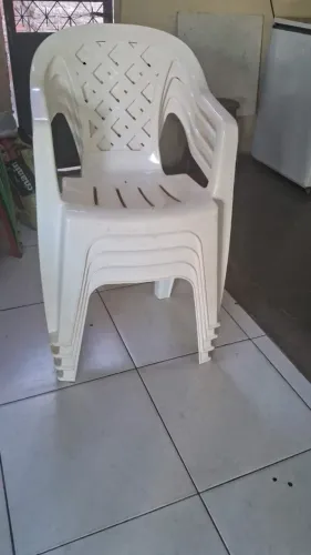 Cadeiras de plastico com apoio de braço