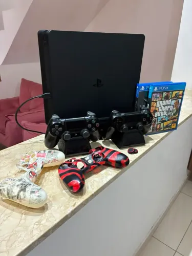 PlayStation 4 Slim 500GB + 2 Controles + Base de Carregamento + 2 Jogos Mídia Física