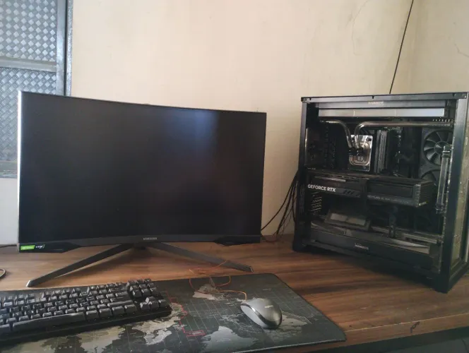 Monitor Samsung G7 1440p 240hz Gsync