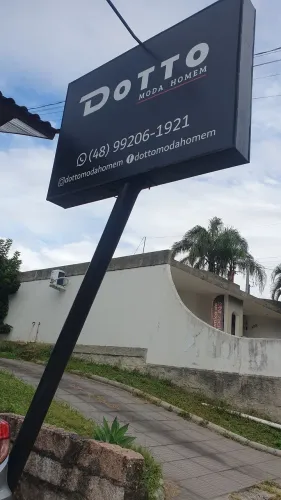  TOTEM (PLACA)<br>PLACA DE PUBLICIDADE <br>Totem  preto , moderno e em excelente estado!
