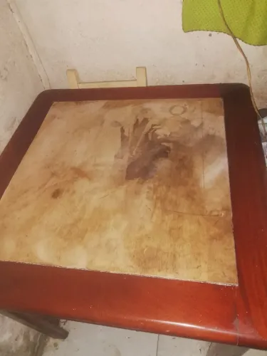 Vende-se uma mesa com cadeiras