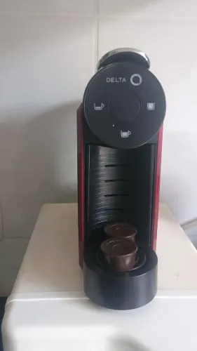 Cafeteira Delta Q Vermelha + 2 Cápsulas Recarregáveis - 6 Meses Uso
