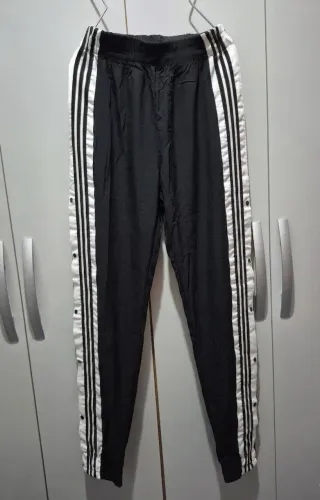 Calça preta com botões