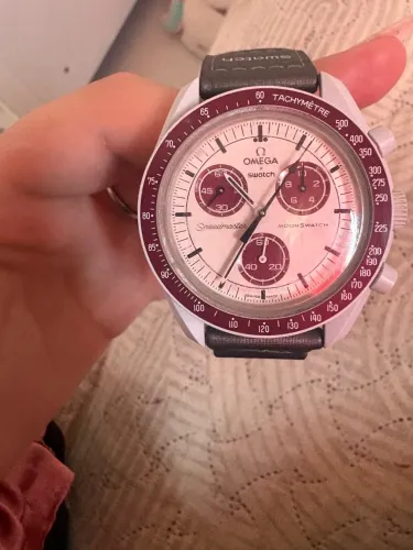 Swatch × OMEGA Bioceramic MoonSwatch Mission, OMEGA e a Swatch.
