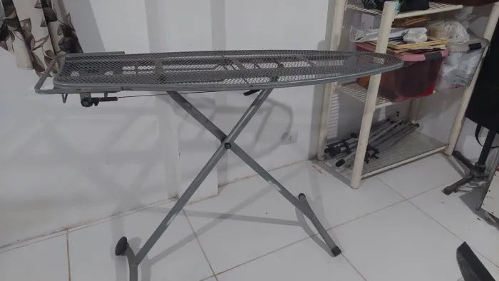 Mesa de passar ou expositor dobravel. (Estrutura) faltando a madeira