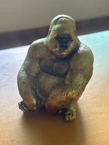 Escultura de gorila  em gesso 10,5 cm