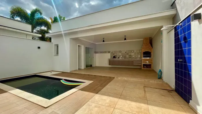 Casa Ampla em Condomínio no Pompéia: 214m², 3 Suítes e Lazer Integrado em Piracicaba