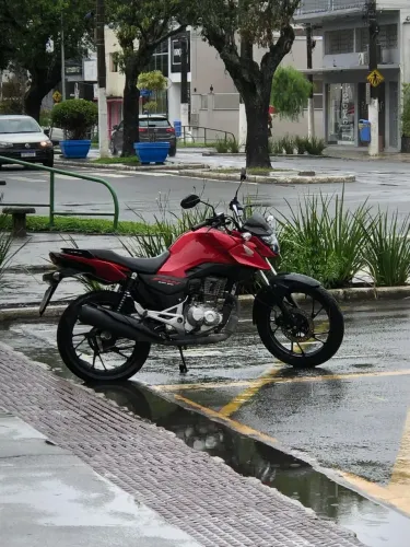 Moto seminova , sem marcas de uso .