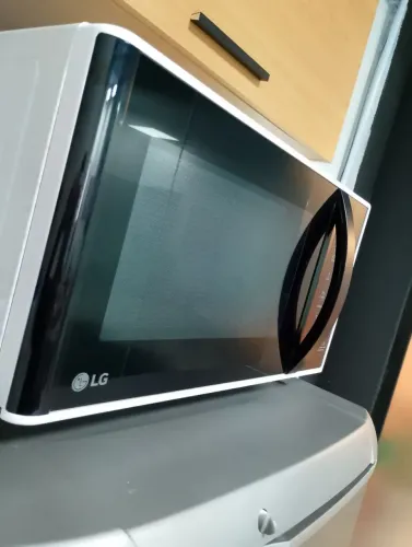 Micro-ondas LG com painel digital