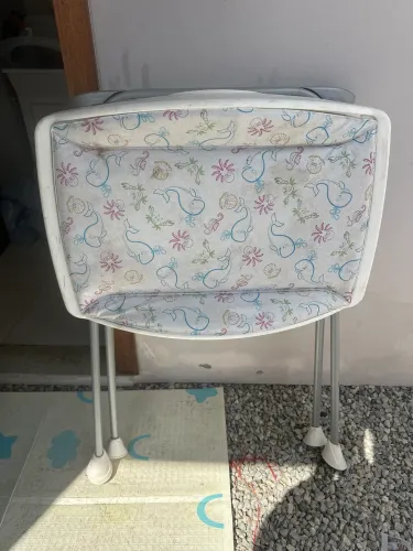 Doação de roupas de bebê e um suporte de banheira