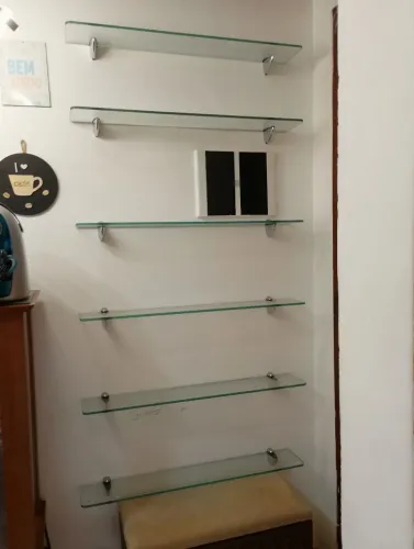 Linda estante de vidro com suportes de inox