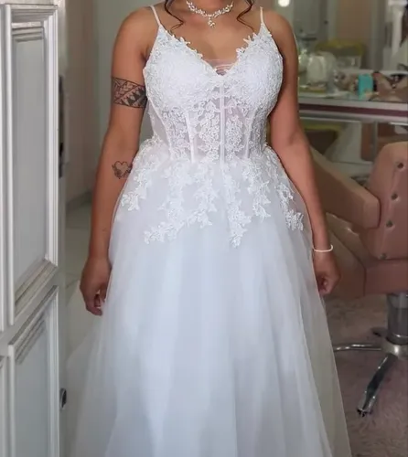 Vestido de noiva, anágua saia, véu e tiara.