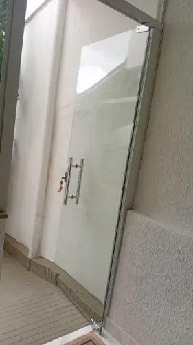Porta de vidro 87,5 L x 2.13 A /Bivoltante.<br>2, 13 de alt