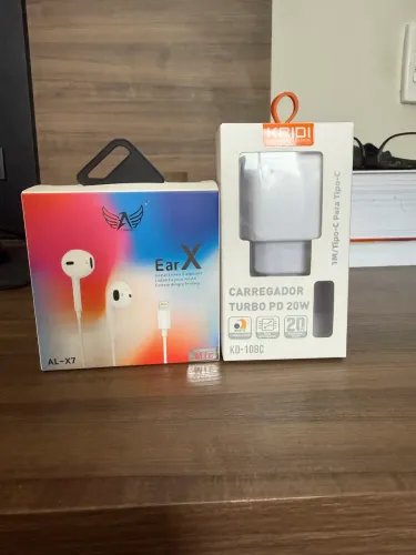Fone e carregador para iPhone