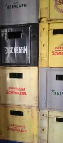 Caixas de cerveja Heineken vazia