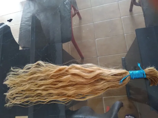Cabelo loiro ondulado incluso colocação