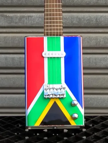 Guitarra raríssima africana feita de lata de óleo. Estilo a do Andreas Kisser