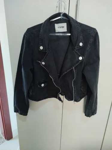 Jaqueta jeans feminina preta tamanho G, perfeita para usar em qualquer ocasião.