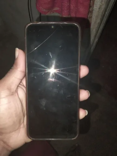 Venda valor 300 único defeito um trinquinho próximo a tela 128 GB não traz nada