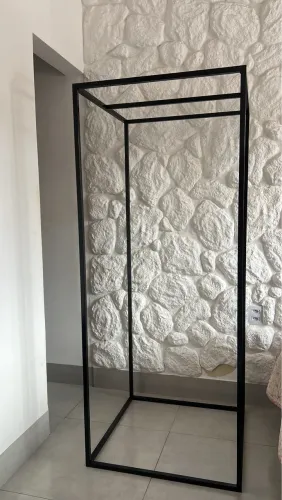 Arara de roupa para loja ou closet