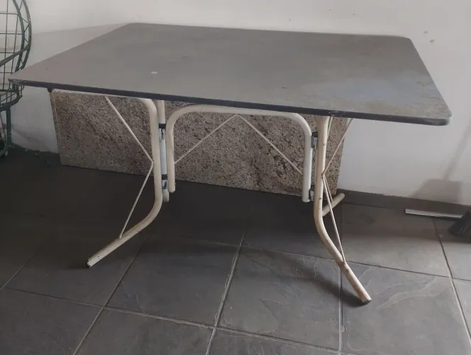 Mesa com 3 cadeiras 
