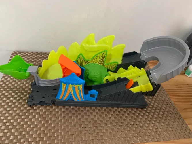 Pista Hot Wheels estegossauro 