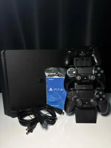 PLAYSTATION 4 SLIM 1TB + 3 CONTROLES ? COMPLETO