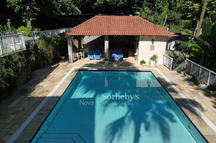 Casa com varandas voltadas para o verde e projeto integrado à paisagem natural
