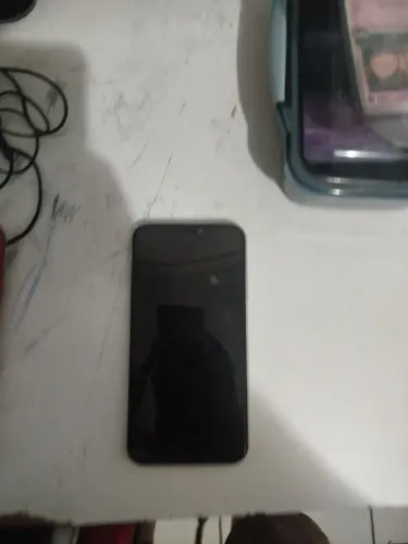 iPhone 11 quebrado com a bateria estufada