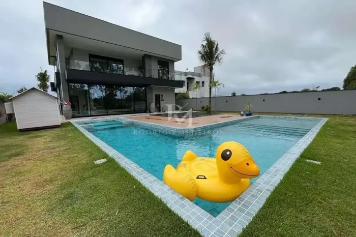 Casa com 4 suítes, piscina, elevador e área gourmet nos Ingleses. Alto padrão em condomíni