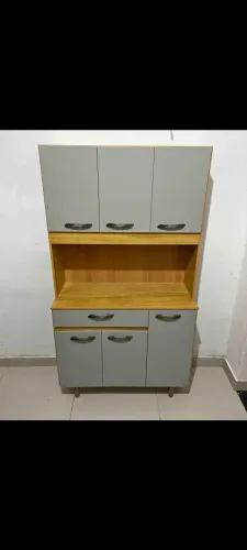 Armário de cozinha compacto, moderno e funcional .