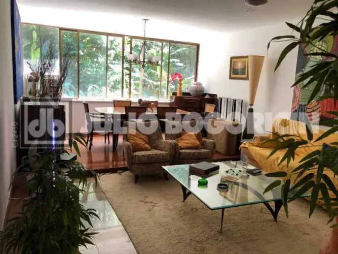 Vista para mata-3quartos-Suite-Dependências de serviço-1vaga de garagem