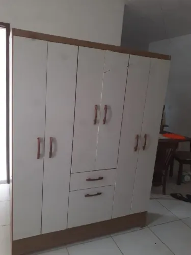 Guarda roupa solteiro 6 portas bem conservado 