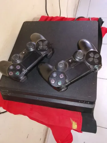 PS4 Slim 1TB c/ 2 Controles