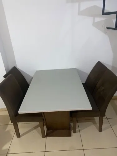 Mesa com 4 cadeiras, 680,00$