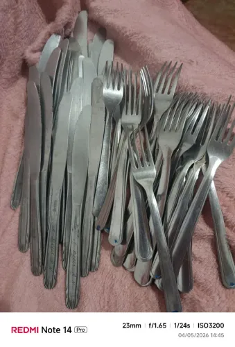 Talheres , pratos e taças