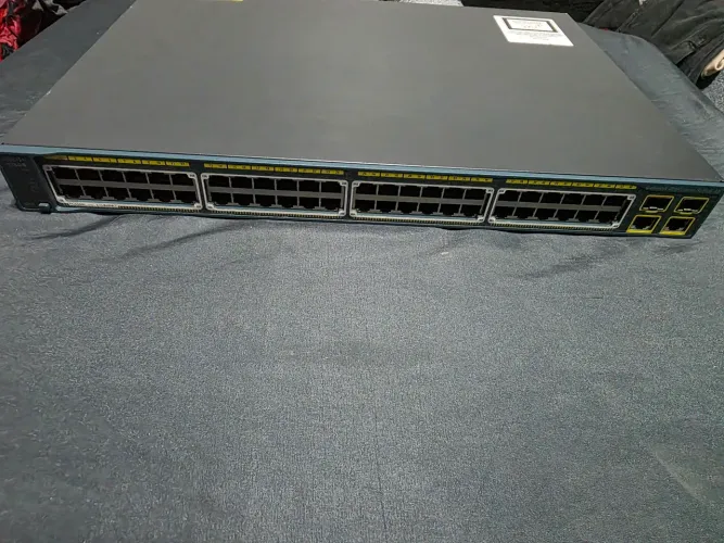 Switch Cisco Catalyst 48 portas POE. EXCELENTE ESTADO. Foto original do produto 