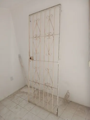 Grade de Ferro de Segurança para Porta (83cm) - Com Fechadura e Fácil Instalação