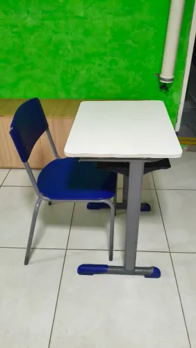 Mesa Escolar com Cadeira - R$ 100,00