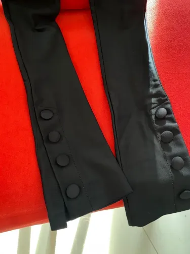 Calça legging preta estilo prada bootcut com botões M cintura alta feminina com lycra