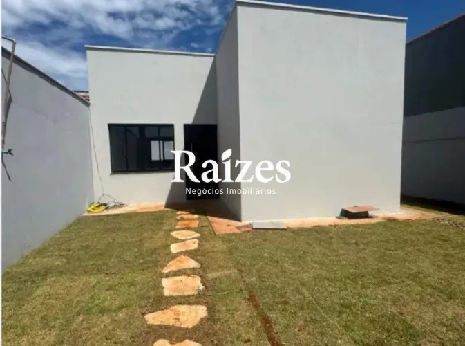 Casa à venda no Morumbi em Uberlândia com 3 quartos sendo 1 suíte, porcelanato, quintal e