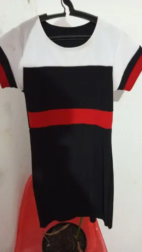 Vestido preto justo com listras