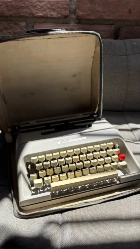 Máquina de Escrever Olivetti Lettera 35l com Maleta Original - Retrô / Coleção