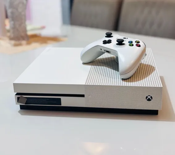 XBOX ONE S 1TB 1.200,00 com todos os Jogos.