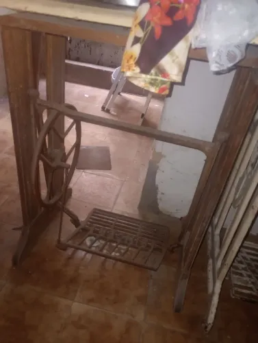 Pé de máquina antiga
