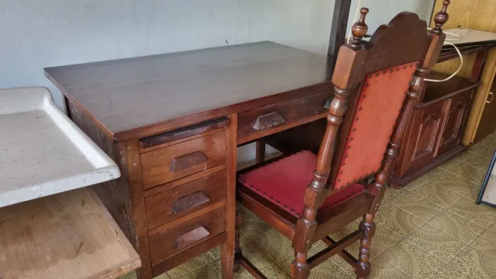 Mesa com cadeira (madeira nobre)