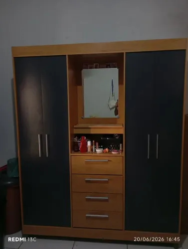 Guarda roupa grande lindo com espelho