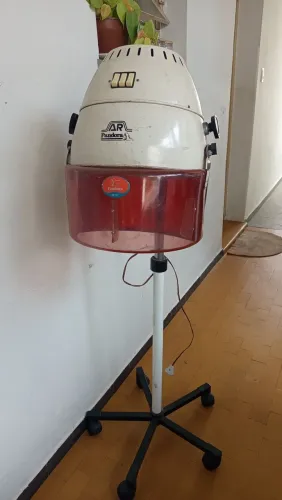secador de coluna antigo vintage retrô em funcionamento 